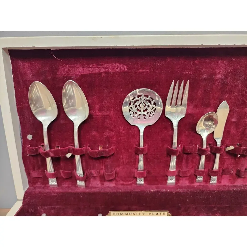 VTG. Oneida Community Coronation 62 Pc. Silver Plate silverware Chest Serves 8